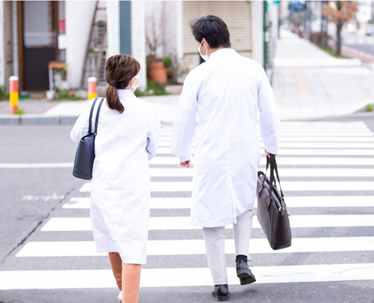 訪問診療へ向かう歯科医師