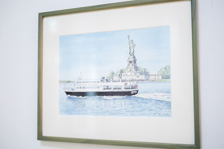 院内に飾られた船の絵画